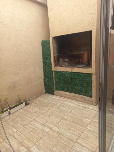 a living room with a fireplace with green walls at Maryhouse2 in Lomas de Zamora