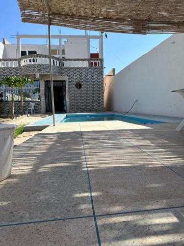 a house with a swimming pool and a building at Villa De Compagne 