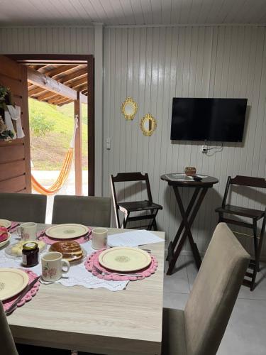 TV a/nebo společenská místnost v ubytování Casa do Coquinho em São Martinho