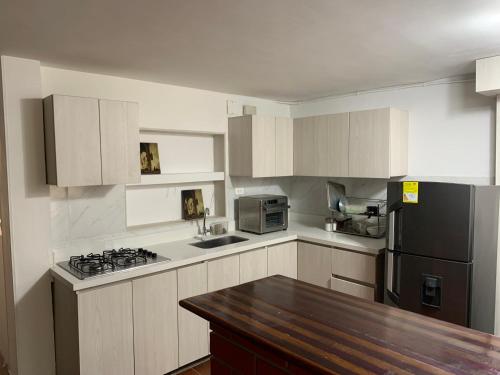 Kuchyň nebo kuchyňský kout v ubytování El Solar Hostel - Comuna 13, graffitour