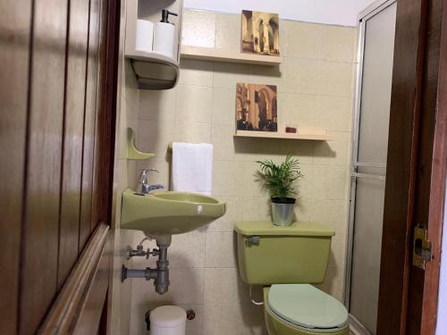 Koupelna v ubytování El Solar Hostel - Comuna 13, graffitour