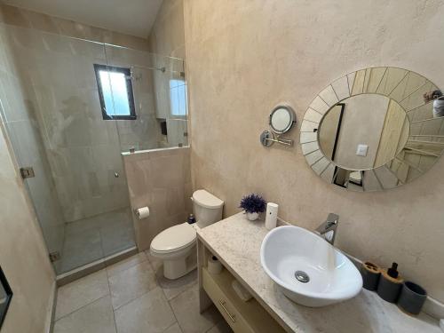 a bathroom with a sink and a toilet and a mirror at Loft Nizza en ValQuirico a 50 mts Plaza del Zocalo in Santeagueda