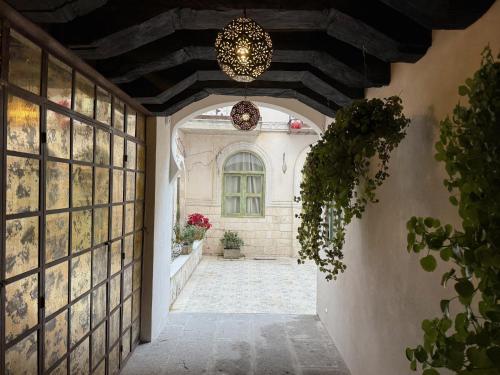 a hallway leading to a building with a chandelier at Loft Nizza en ValQuirico a 50 mts Plaza del Zocalo in Santeagueda