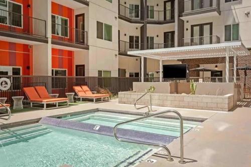 a swimming pool in the middle of a apartment building at Luxury 1bedroom 1bath with balcony Midtown Phoenix in Phoenix