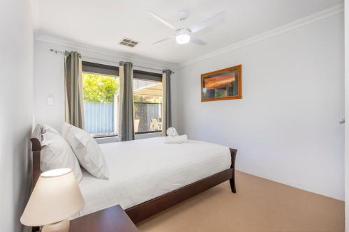 Una cama o camas en una habitación de Singleton Impressions