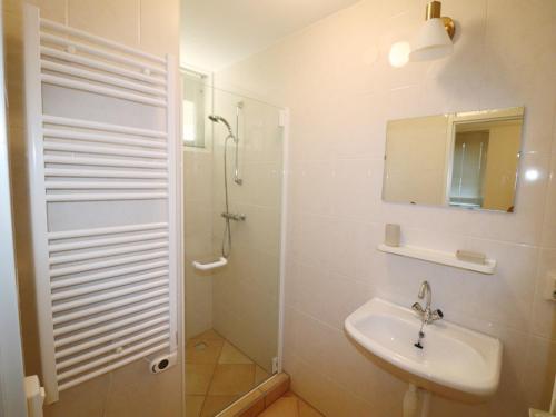 Ένα μπάνιο στο Nice holiday home on the water in Grou