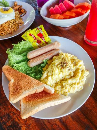 ein Frühstücksteller mit Eiern und Toast in der Unterkunft 3 Bedroom Gadang Villa Ubud in Ubud