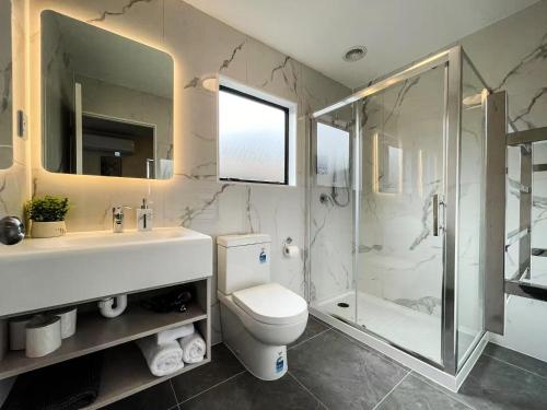 Koupelna v ubytování Summer Inn Motel - Newly Renovated, 2 Min Walk to Orewa Beach