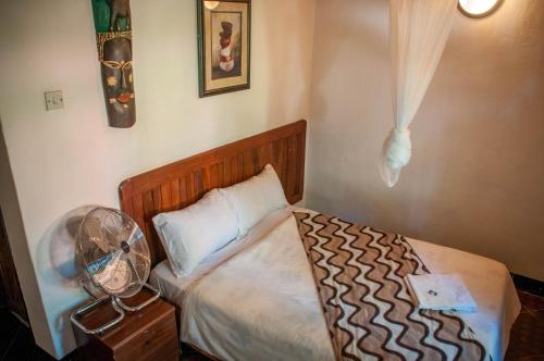 Postel nebo postele na pokoji v ubytování Okavango Lodge