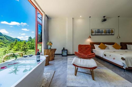 a bedroom with a king bed and a window at Huagu Jianzhu Guesthouse (Zhangjiajie National Forest Park Branch) in Jiawan