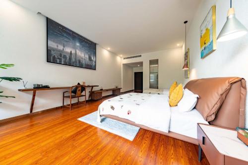 a bedroom with a large bed and a desk at Huagu Jianzhu Guesthouse (Zhangjiajie National Forest Park Branch) in Jiawan