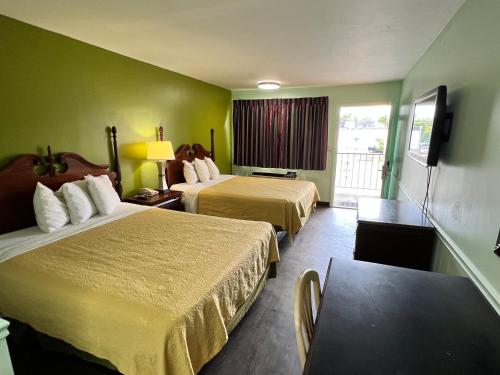 a hotel room with two beds and a window at Travelers inn in Bethania Station