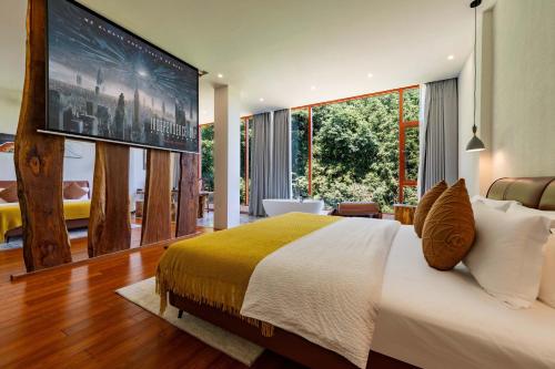 a bedroom with a large bed with a large screen at Huagu Jianzhu Guesthouse (Zhangjiajie National Forest Park Branch) in Jiawan