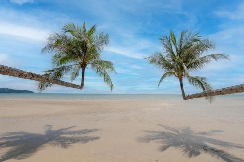 High Season Pool Villa & Spa — Beach