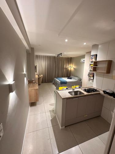a kitchen with a sink and a room with a bed at Flat localizado a 200m Shopping Recife, bem Perto da Praia de Boa Viagem e com Wi-Fi 400Mbps in Recife
