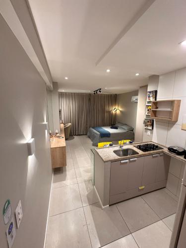 a kitchen and living room with a bed in the background at Flat localizado a 200m Shopping Recife, bem Perto da Praia de Boa Viagem e com Wi-Fi 400Mbps in Recife