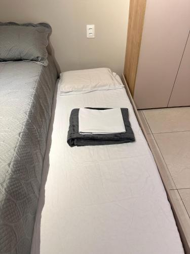 a bed with a towel on it in a room at Flat localizado a 200m Shopping Recife, bem Perto da Praia de Boa Viagem e com Wi-Fi 400Mbps in Recife
