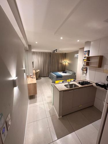 a kitchen with a sink and a bed in a room at Flat localizado a 200m Shopping Recife, bem Perto da Praia de Boa Viagem e com Wi-Fi 400Mbps in Recife