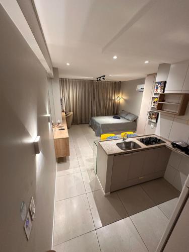 a kitchen with a sink and a bed in a room at Flat localizado a 200m Shopping Recife, bem Perto da Praia de Boa Viagem e com Wi-Fi 400Mbps in Recife