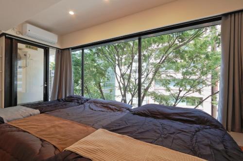 Giường trong phòng chung tại Steps from Shibuya Crossing B