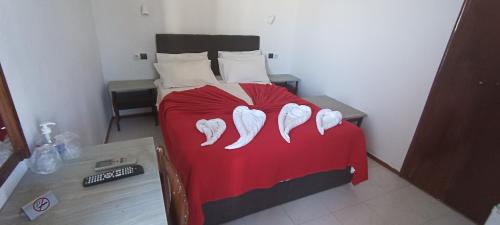 a bedroom with a red bed with teeth painted on it at ΣΕΡΙΦΟΣ ΜΠΙΤς in Livadion
