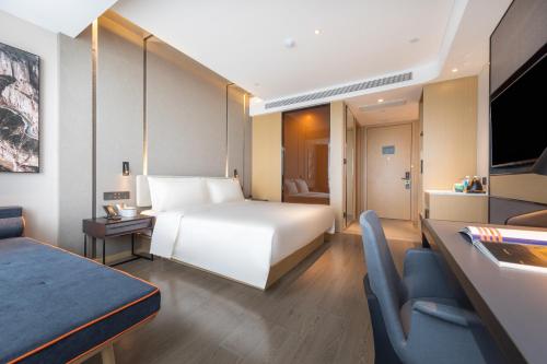 Postel nebo postele na pokoji v ubytování Atour Hotel Qingdao North Station Middle Chongqing Road