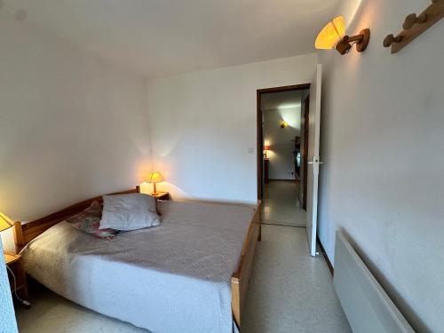 Postel nebo postele na pokoji v ubytování Appartement cosy avec balcon et vue sur parc - FR-1-515-230