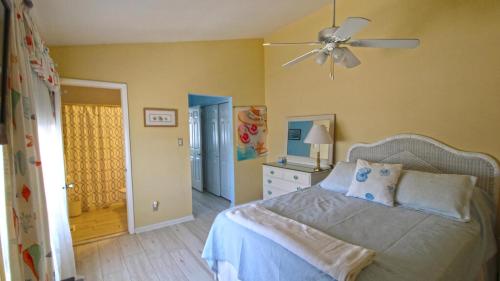 Un dormitorio con una cama y un ventilador de techo. en Capers Unit 803, en Cape May