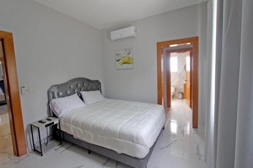 Ένα ή περισσότερα κρεβάτια σε δωμάτιο στο Private Villa in Gated Community near Playa Dorada