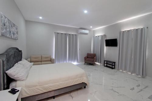 Ένα ή περισσότερα κρεβάτια σε δωμάτιο στο Private Villa in Gated Community near Playa Dorada
