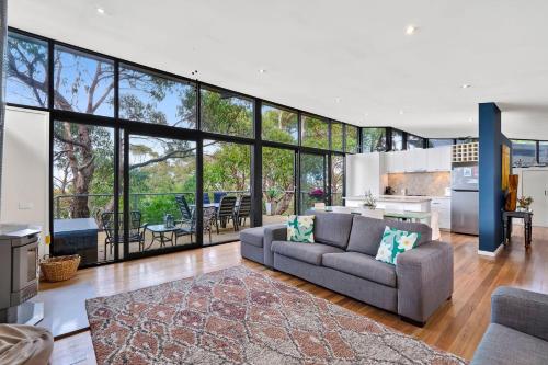 Ruang duduk di Ocean View Treetops Retreat