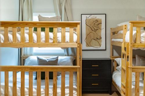 Luxe Scandinavian Chaletにあるベッド