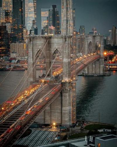 Pemandangan umum bagi Roosevelt Island atau pemandangan bandar yang diambil dari apartmen