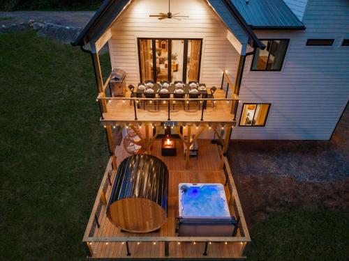 ArdenにあるLuxe Scandinavian Chaletのデッキ付きの家屋の頭上の景色
