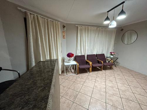 Χώρος καθιστικού στο Joburg Triple Nest Retreat