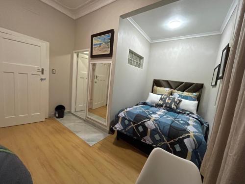 Ένα ή περισσότερα κρεβάτια σε δωμάτιο στο Joburg Triple Nest Retreat