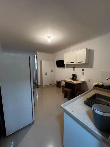 a kitchen with a counter top in a room at Studio Cyar 44 - Ar-condicionado e Conforto in Taubaté