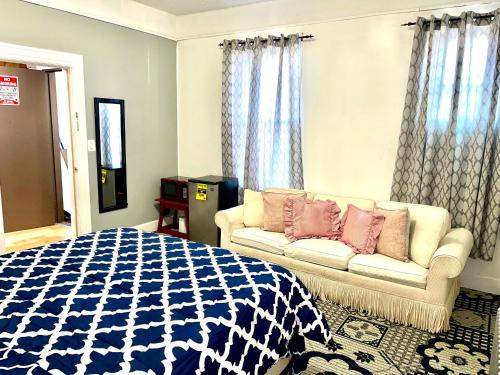 Katil atau katil-katil dalam bilik di 2 Stops to Manhattan, 3 Bedrooms Apt in LIC !