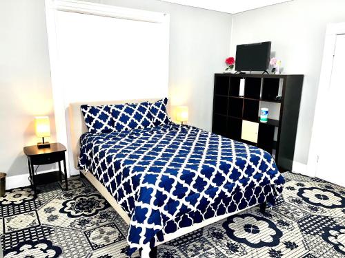 Katil atau katil-katil dalam bilik di 2 Stops to Manhattan, 3 Bedrooms Apt in LIC !