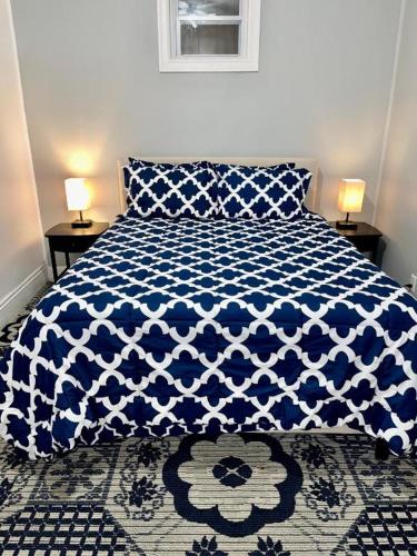 Katil atau katil-katil dalam bilik di 2 Stops to Manhattan, 3 Bedrooms Apt in LIC !