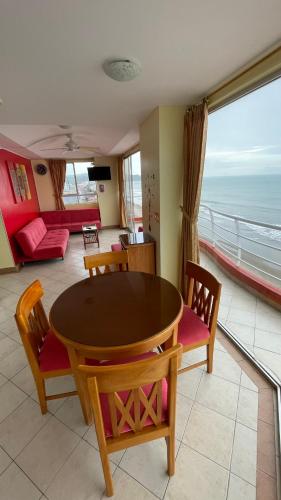 a dining room with a table and chairs and the ocean at Apartamento en Atacames con vista al mar in Atacames