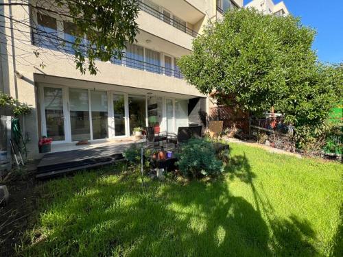 una casa con césped frente a un edificio en Barlovento, en Talcahuano