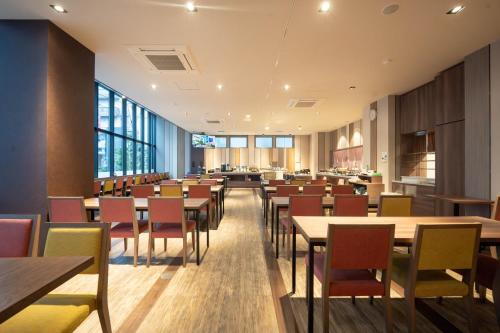 Ein Restaurant oder anderes Speiselokal in der Unterkunft Tabino Hotel lit Matsumoto Milky white Onsen 