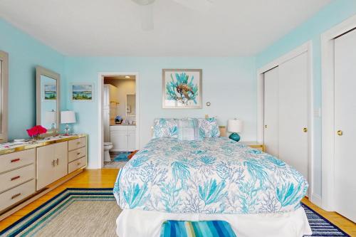 Una cama o camas en una habitación de Loon Watch