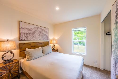 una camera da letto con un letto bianco e una finestra di Beaver Pines Central Hiking Camp on Budget a Beaver