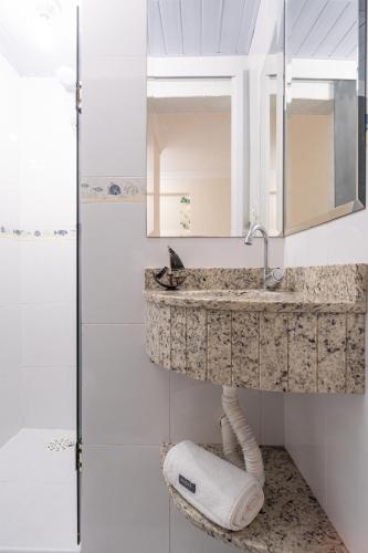 a bathroom with a sink and a shower at Apê 100m mar, suíte, Wi-Fi, ao lado do Sesc Caiobá in Matinhos