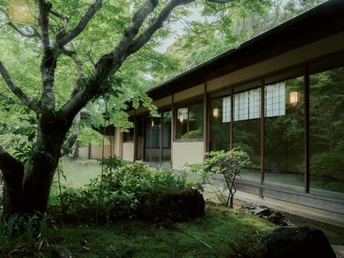 伊豆の国市にある三養荘の前に木がある建物