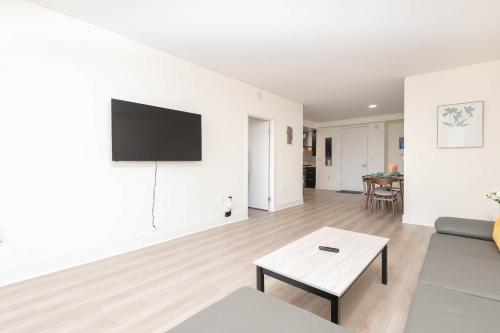 Μια τηλεόραση ή/και κέντρο ψυχαγωγίας στο Skyline Suites