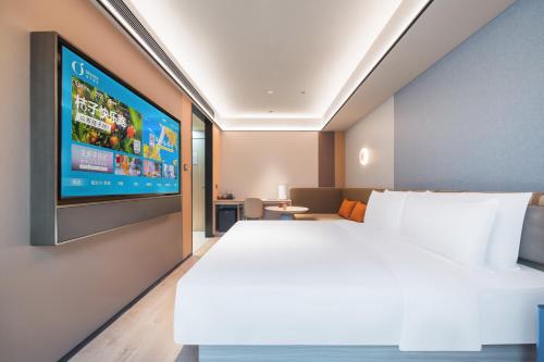 Una cama o camas en una habitación de Orange Hotel Beijing Beiqing Road Zhongguancun Eco-friendly Park