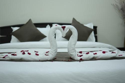 two swansrendered to look like hearts on a bed at Mango Resort Washi Hills in Kolhapur